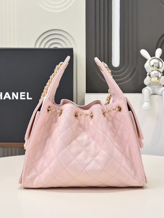 Classic CHANEL Bag: A Stylish and Versatile Choice for Elegance - Picture 3 of 7